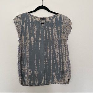 Michael stars tie dye blouse keyhole cut out blouse sz.L